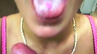 Deutsche Amateurin schluckt Sperma nach einem Blowjob