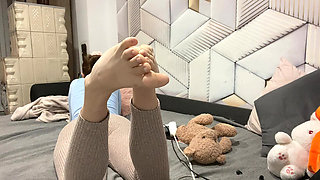 Touch yourself while my FEET ignore you