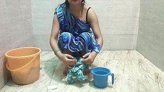 Stepmom Lets Step-Son Fuck Her Big Ass While Cleaning Clothes in Bathtub