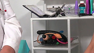 Feet exam and vagina check-up of hot cougar Belinda Bee