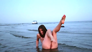 Petite cutie Foxy Salt masturbates herself on the beach