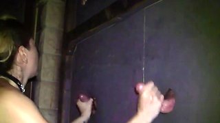 elisa vide des couilles en bukkake gloryhole