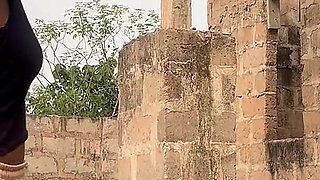 The Beautiful Lost Princess in a New Area but Find Both Help