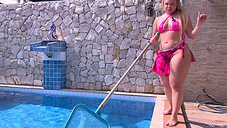 CLEANING MY POOL