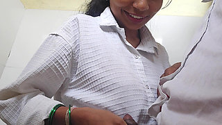 Mere school ki hote girlfriend mujhe akeli toilet m akeli mili dono ki marzi se sex hogya chota toilet hard sex