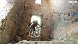 Couple fucks in an abandoned courtyard