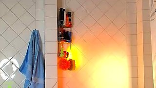 Brunette solo masturbation on webcam
