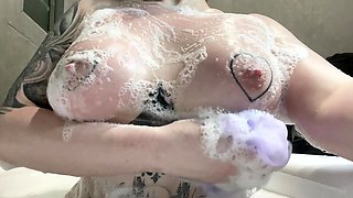 Close up amateur beauty uses her toy to masturbates