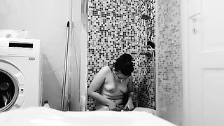 teen is filmed how she shave pussy and do shower, free