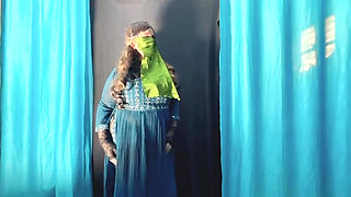 Akeli ladki ne apni chut mein ungali Dal ke Pani nikala