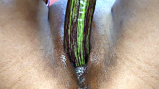 rasili Meenu bhabhi ne apne chut me baigan daal kar chut sa pani nekal kar mza leya